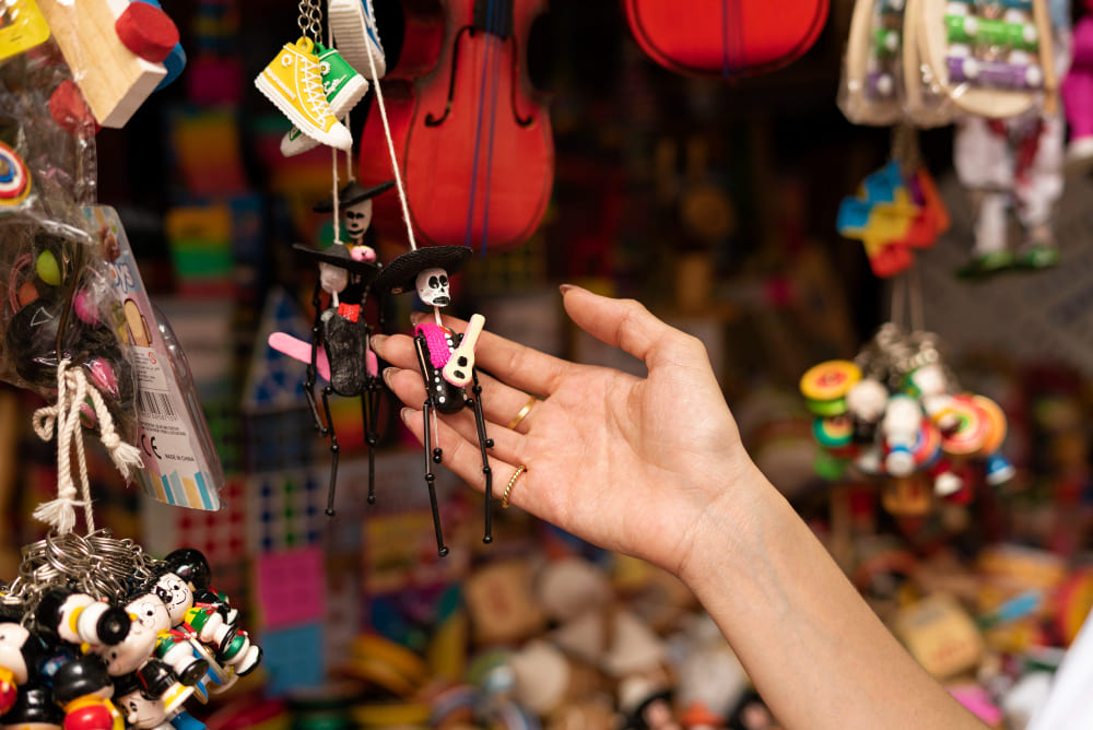 Los souvenirs se mantienen como potenciadores de la economía local en lugares turísticos